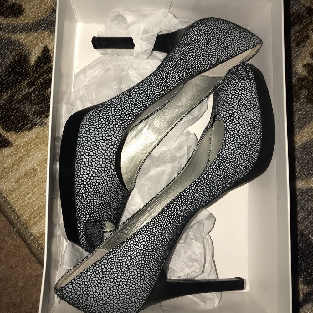 Calvin Klein Women’s Peep Toe Pump, size 9.0
